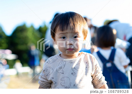 稲刈り体験をする子供 稲刈り体験をする子供 108789328