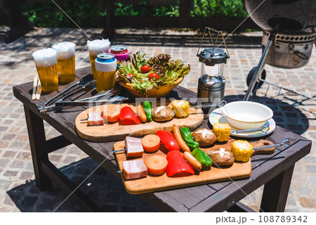 バーベキューの食材が並んでいる 108789342