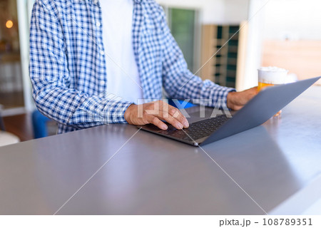 お酒の飲めるコワーキングスペース 108789351