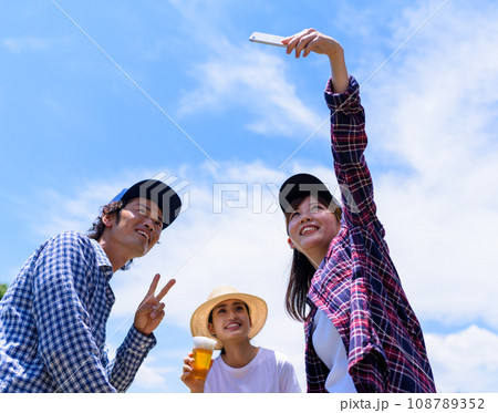 スマホで記念撮影の撮ったよ 108789352