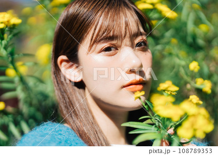 花と若い女性 花と若い女性 108789353