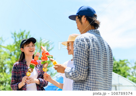 仲間で集まってバーベキューの準備をします 108789374