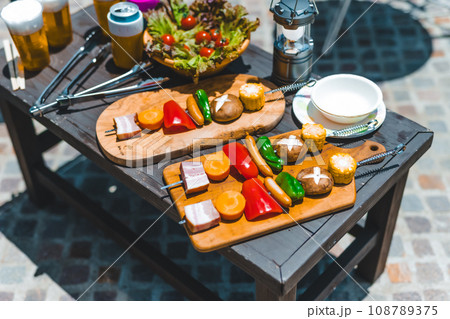 バーベキューの食材が並んでいる バーベキューの食材が並んでいる 108789375
