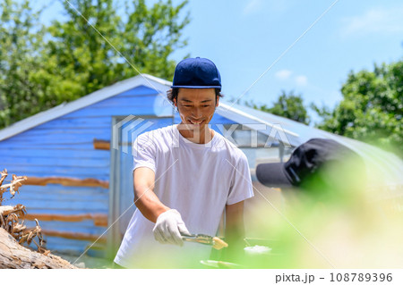 お肉を焼いてくれた兄さん お肉を焼いてくれた兄さん 108789396