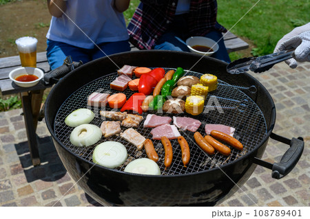 バーベキューの食材が並んでいる バーベキューの食材が並んでいる 108789401