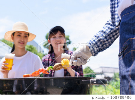 仲間で集まってバーベキューの準備をします 仲間で集まってバーベキューの準備をします 108789406
