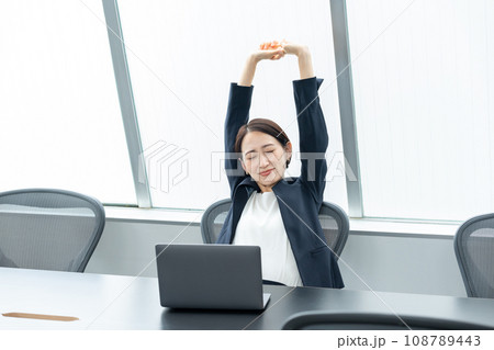 オフィスで伸びをする女性 オフィスで伸びをする女性 108789443