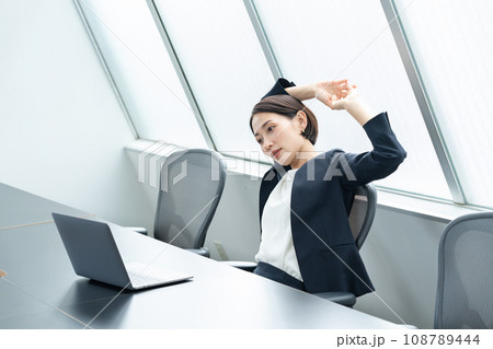 オフィスで伸びをする女性 オフィスで伸びをする女性 108789444