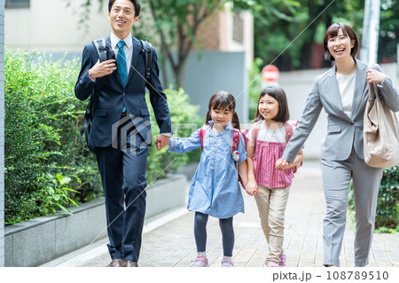 通学する親子 通学する親子 108789510