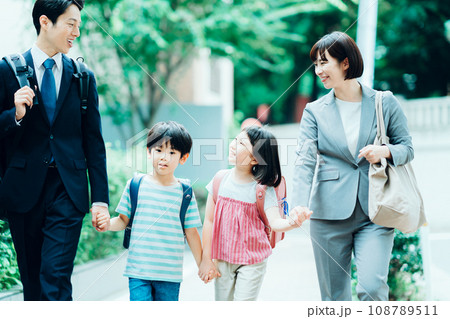 通学する親子 通学する親子 108789511
