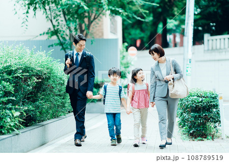 通学する親子 通学する親子 108789519