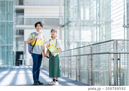 大学生の男女 大学生の男女 108789592