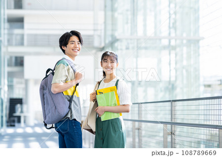 大学生の男女 大学生の男女 108789669