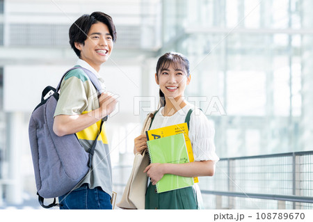 大学生の男女 大学生の男女 108789670