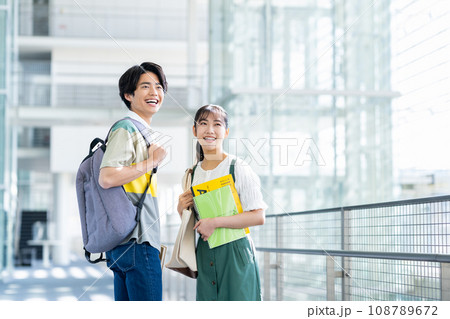 大学生の男女 108789672