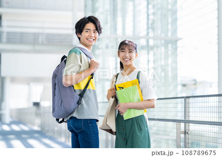 大学生の男女 108789675