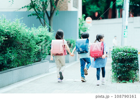 通学する小学生。 108790161