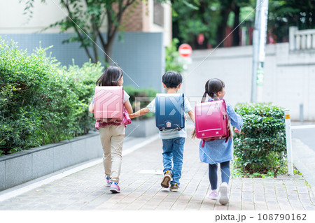 通学する小学生。 108790162
