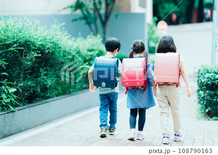 通学する小学生。 108790163