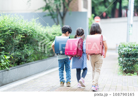 通学する小学生。 通学する小学生。 108790165