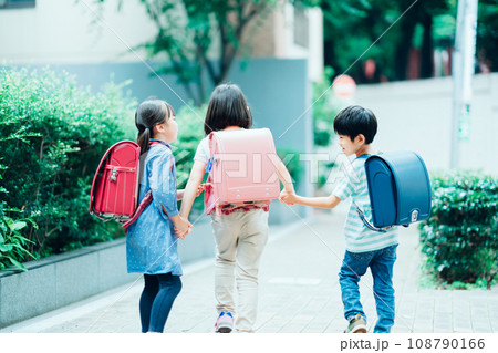 通学する小学生。 通学する小学生。 108790166