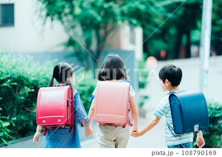 通学する小学生。 通学する小学生。 108790169