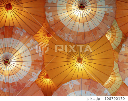 ライトアップされた番傘 108790170