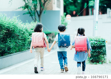 通学する小学生。 108790171