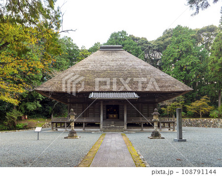 茅葺き屋根の本興寺本堂 茅葺き屋根の本興寺本堂 108791144