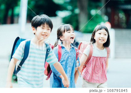 通学中の小学生。 通学中の小学生。 108791845