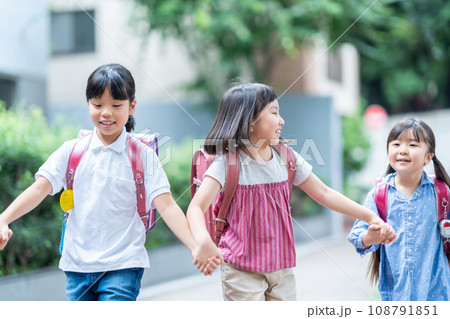 通学中の小学生。 108791851