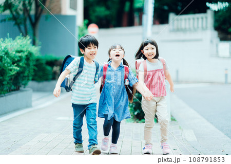 通学中の小学生。 108791853
