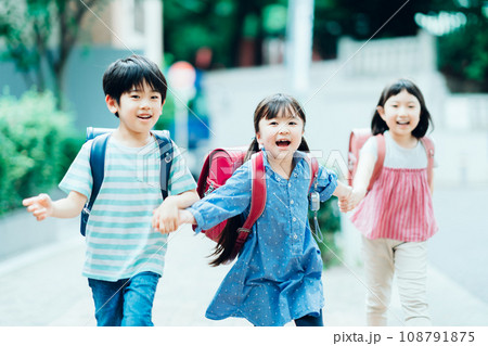 通学中の小学生。 通学中の小学生。 108791875