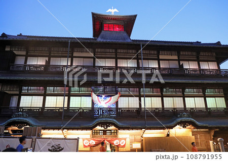 春の夕暮れ時の道後温泉本館 108791955