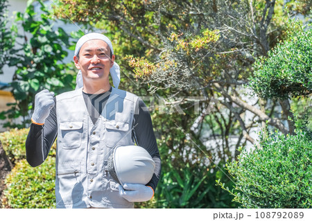 庭師・大工・土木業・施工管理・現場監督・造園業・ガーデナー・植木屋・樹木屋の男性（ガーデニング） 108792089