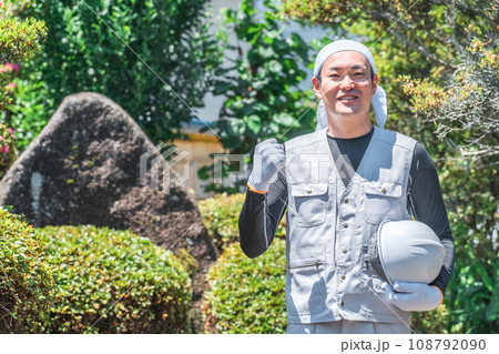 庭師・大工・土木業・施工管理・現場監督・造園業・ガーデナー・植木屋・樹木屋の男性(ガーデニング) 庭師・大工・土木業・施工管理・現場監督・造園業・ガーデナー・植木屋・樹木屋の男性(ガーデニング) 108792090