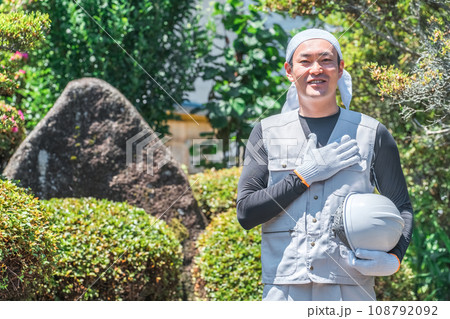 庭師・大工・土木業・施工管理・現場監督・造園業・ガーデナー・植木屋・樹木屋の男性(ガーデニング) 庭師・大工・土木業・施工管理・現場監督・造園業・ガーデナー・植木屋・樹木屋の男性(ガーデニング) 108792092
