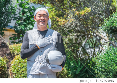 庭師・大工・土木業・施工管理・現場監督・造園業・ガーデナー・植木屋・樹木屋の男性(ガーデニング) 庭師・大工・土木業・施工管理・現場監督・造園業・ガーデナー・植木屋・樹木屋の男性(ガーデニング) 108792093