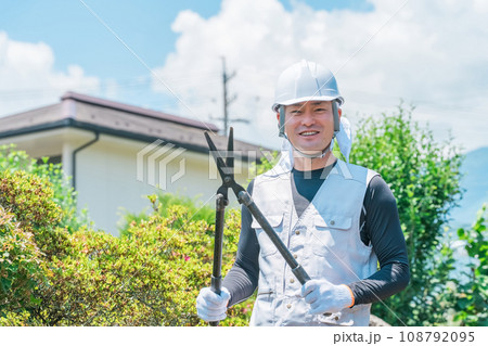 庭木を剪定する庭師・造園業・ガーデナー・植木屋・樹木屋の男性（ガーデニング） 108792095