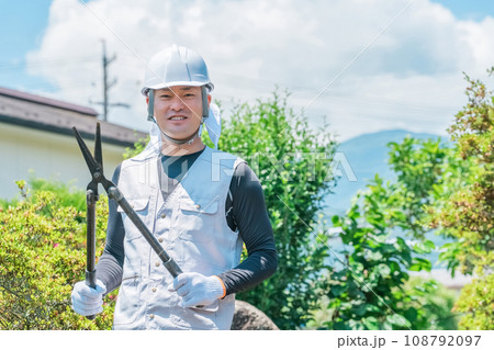 庭木を剪定する庭師・造園業・ガーデナー・植木屋・樹木屋の男性（ガーデニング） 108792097