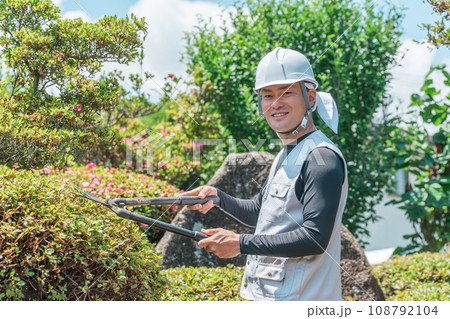 庭木を剪定する庭師・造園業・ガーデナー・植木屋・樹木屋の男性（ガーデニング） 108792104