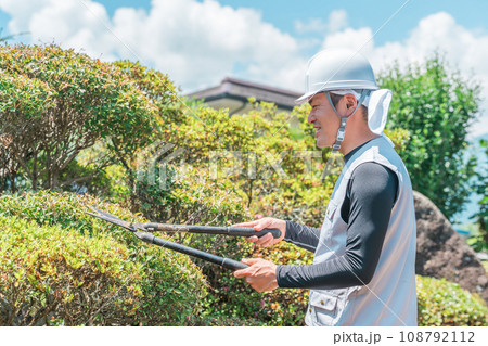 庭木を剪定する庭師・造園業・ガーデナー・植木屋・樹木屋の男性（ガーデニング） 108792112