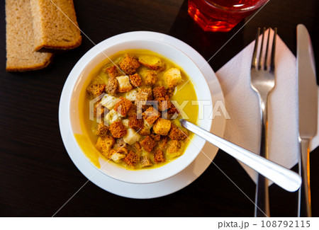 Split pea puree soup served with crispy croutons 108792115