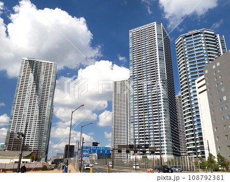 晴海 月島警察署前交差点と高層マンション群 東京都 晴海 月島警察署前交差点と高層マンション群 東京都 108792381