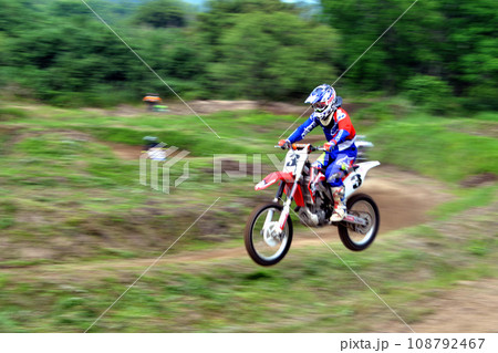 ジャンプするモトクロスバイク 108792467