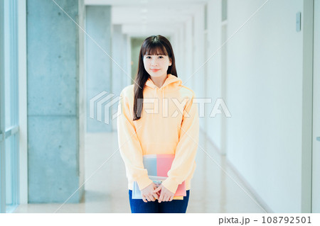 廊下に立つ女子大学生。撮影協力:有明教育芸術短期大学 廊下に立つ女子大学生。撮影協力:有明教育芸術短期大学 108792501