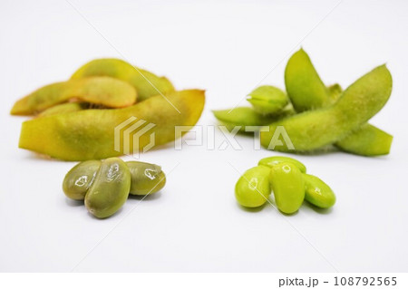 白背景に塩ゆで調理された茶枝豆と緑の白毛豆の実の莢の色の比較 108792565