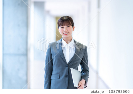 廊下に立つフレッシャーズ。撮影協力:有明教育芸術短期大学 廊下に立つフレッシャーズ。撮影協力:有明教育芸術短期大学 108792606
