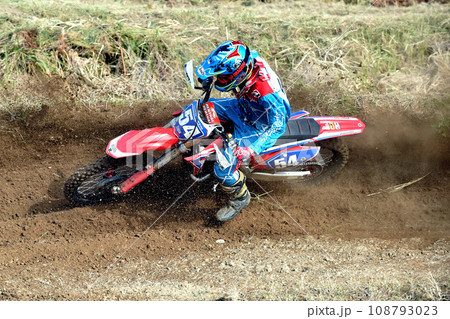 疾走するモトクロスバイク 108793023