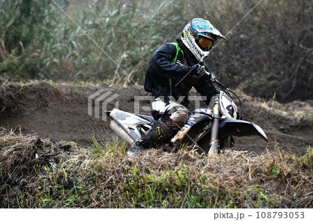 疾走するモトクロスバイクの写真素材 [108793053] - PIXTA